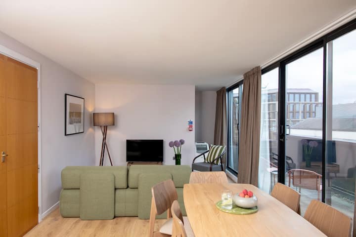 Spacious 2 Bedroom Apart w/ Balcony in St Paul's