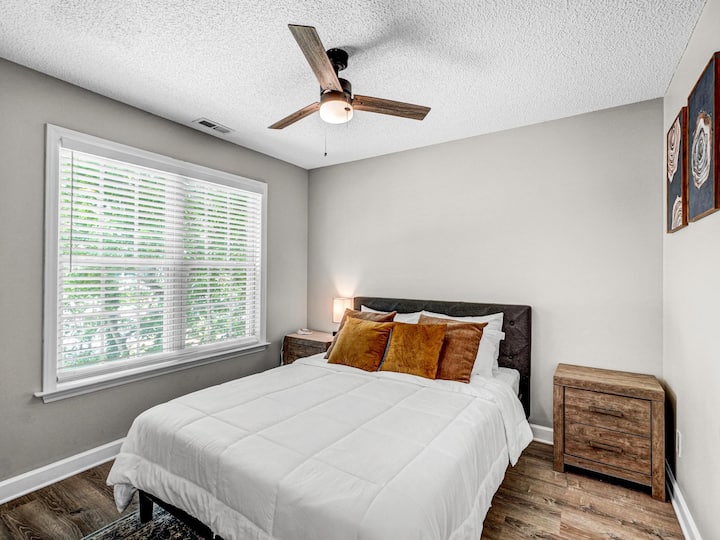 Un segundo dormitorio acogedor y elegante perfecto para huéspedes o familiares.