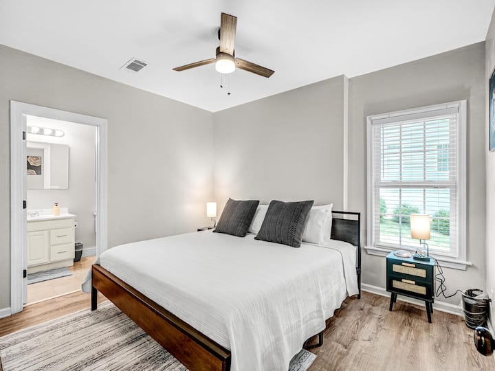 Amplio y sereno. El dormitorio 4 cuenta con una cama tamaño king, baño privado y TV inteligente para la máxima comodidad.