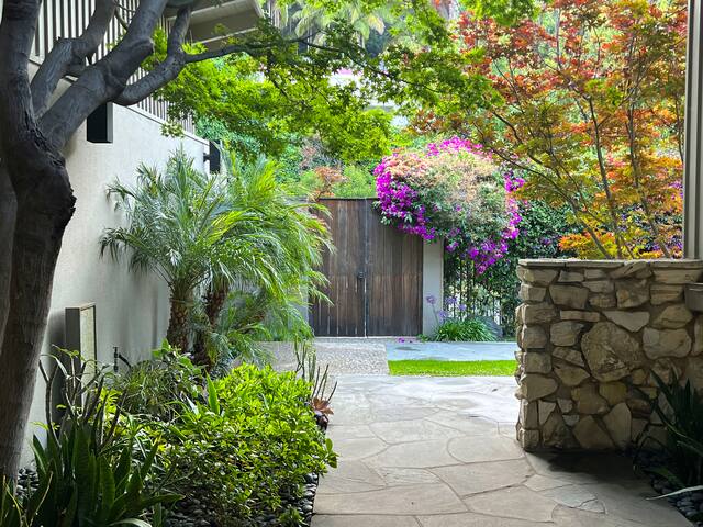 Mid Century Hollywood Hills masterpiece gallery image 5