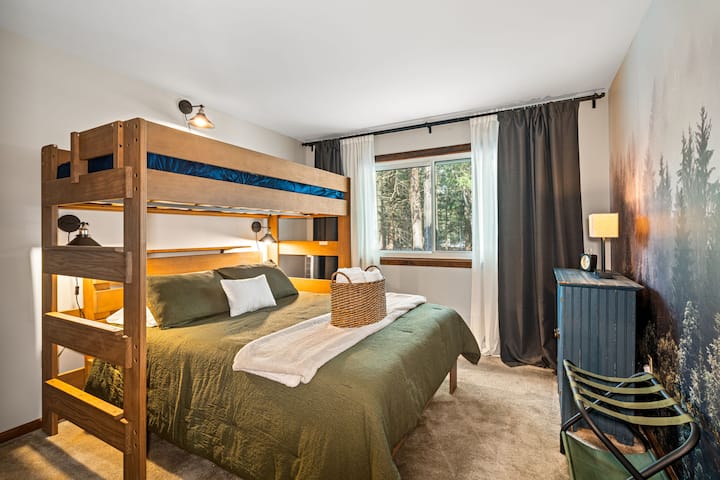 Легло с 2 отделни легла отгоре и удобно двойно легло на долното легло. 