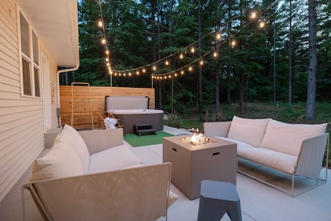 Hot Tub + Fire Place | Close to Water and Town