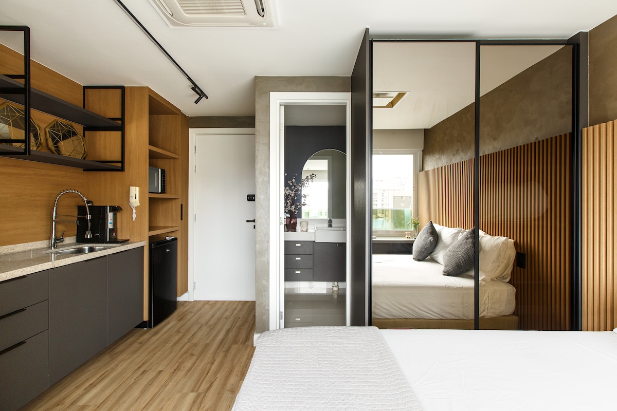 Comfortabele en goed uitgeruste ruimte, met tweepersoonsbed, beddengoed van hoge kwaliteit en airconditioning voor uw comfort.
Voor je gemak heeft de omgeving ook een snelle wifi en tv voor je vermaak.