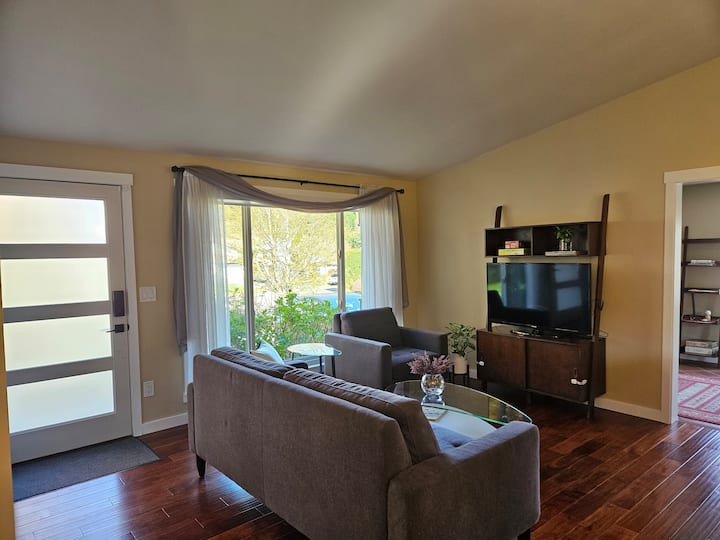 Juanita Retreat: Stylish Home - Kirkland, WA