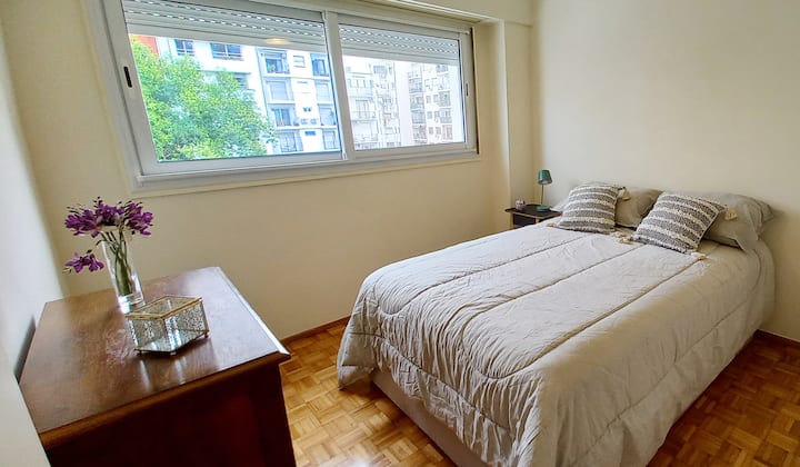 Dhomë gjumi kryesore me krevat dopio "queen", ajër të kondicionuar të ftohtë/të ngrohtë, pllaka dhe grila. Ngrohje në të gjithë apartamentin