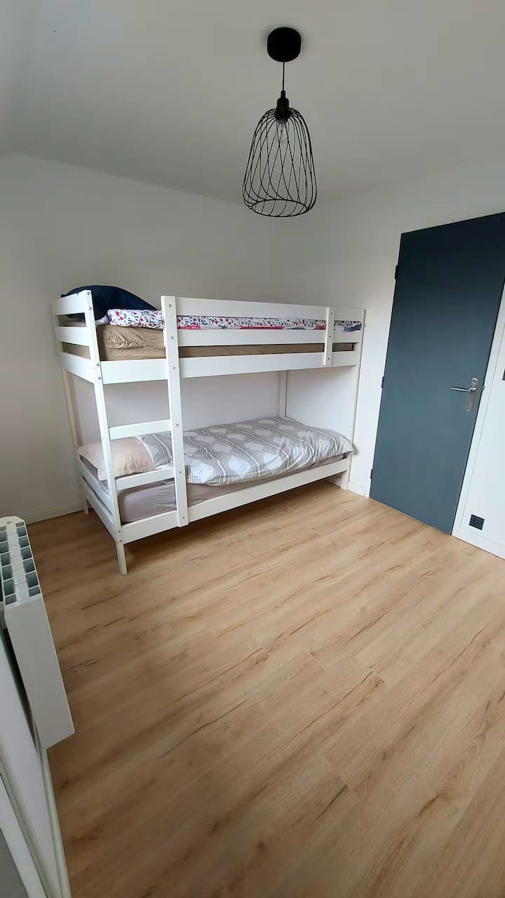 Stapelbed, beddengoed aanwezig