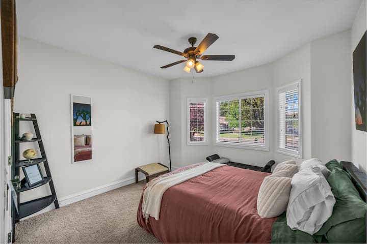 Dormitorio 2 (cama doble, nivel principal) con fotografía del fotógrafo local Daniel Shettel (capacidad para 2 personas)