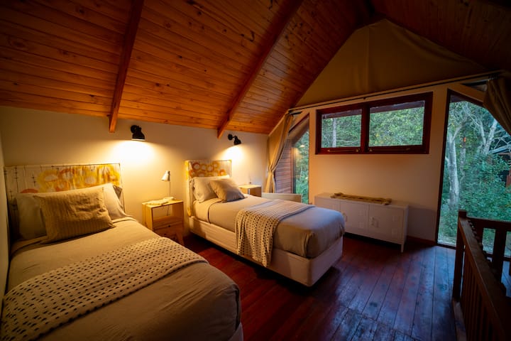 Habitación con dos camas individuales.