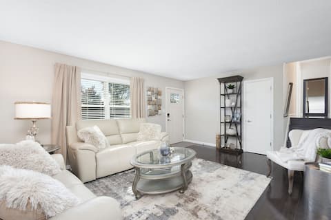 Spotless 4BR | Sleeps 10 | Near TBK & Airport