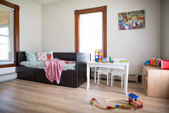 سرير نهاري يفتح على سرير كينج إذا لزم الأمر