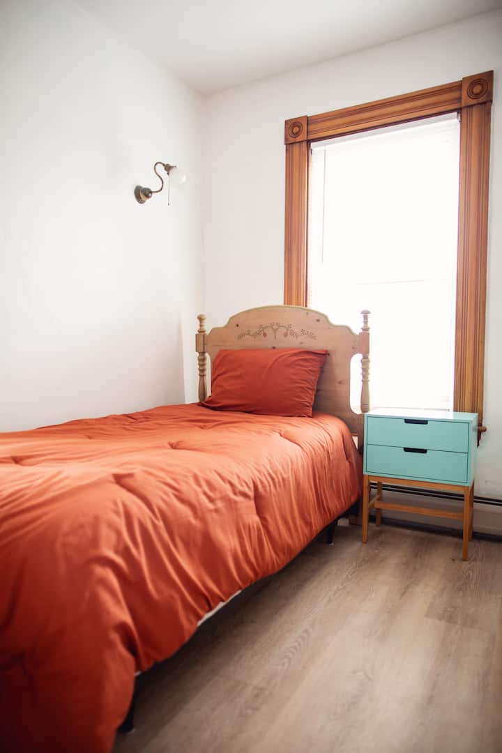 سرير مزدوج الحجم. تحتاج إلى المرور عبر إحدى غرف النوم للوصول إلى هذه الغرفة الخاصة الصغيرة.