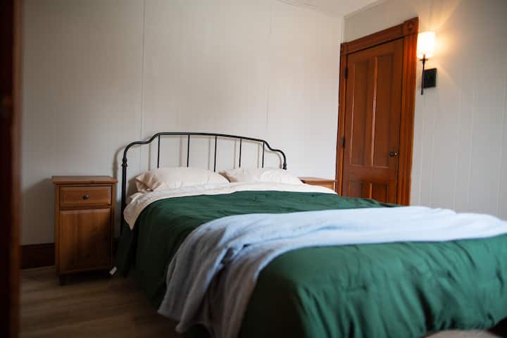 سرير بحجم كوين