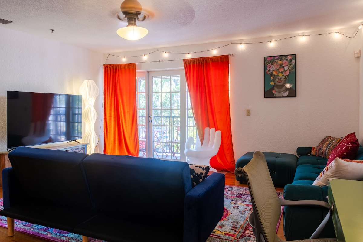 Top Airbnb: Walk to Lake Eola 2 BR Balcony Apt + Free Parking in South Eola