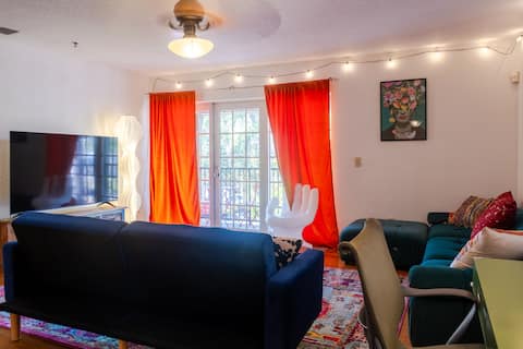 Top Airbnb: Walk to Lake Eola 2 BR Balcony Apt + Free Parking in South Eola