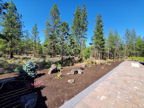 2.5 Acres 7 BR/5BATH/4 Master King suites/New Home