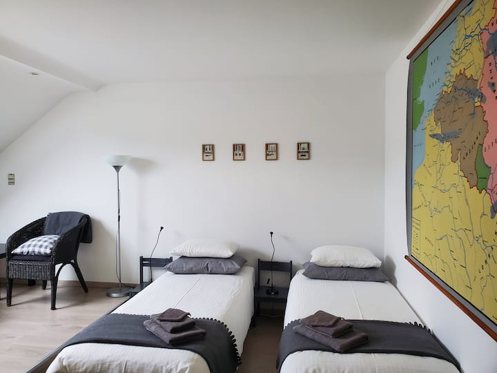 Dormitorio 1 con ducha y zona de estar