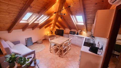 Airbnb con migliori performance: La Dolce Vita – Cozy Attic Apartment in Historic Stresa a Stresa