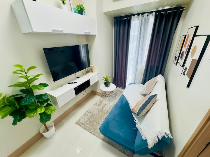 להירגע בסלון האופנתי שלנו, מושלם ללילות נעימים או לבדר חברים. תיהנו מחלל מרווח ומואר עם מקומות ישיבה מפוארים, טלוויזיה עם מסך שטוח ועיצוב מודרני.  החדר כולל אווירה מרגיעה עם תאורה רכה ונגיעות מסוגננות.