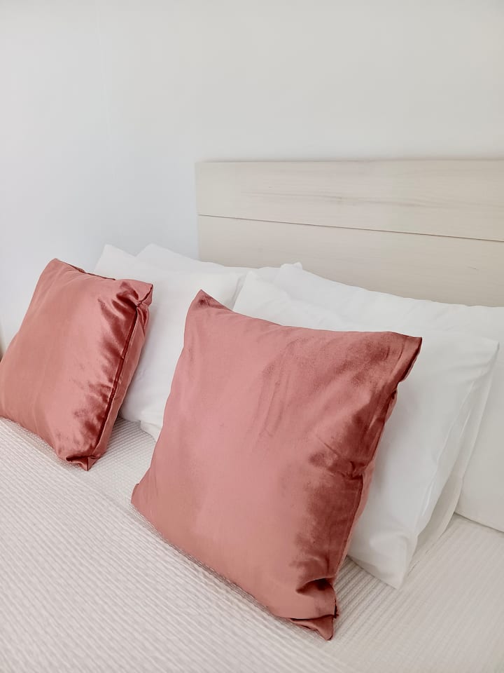 Contarás con varios tipos de almohadas, para que tu descanso nocturno sea perfecto.