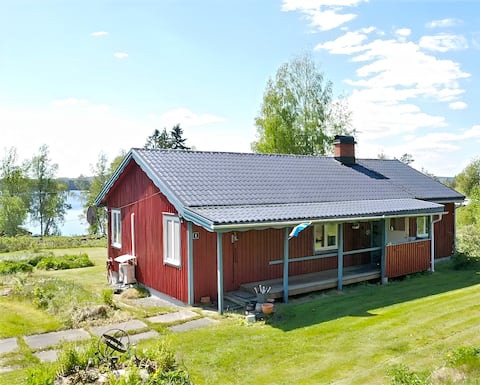 Villa with lakeside view in midst of nature