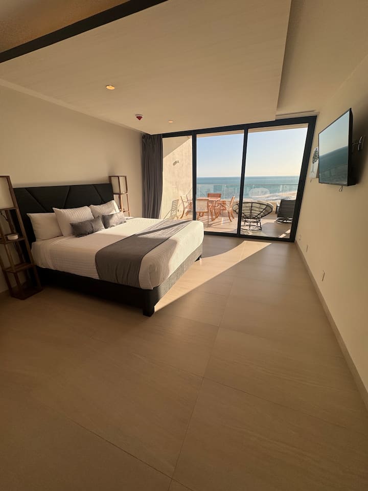 Glavna spavaća soba – 1 bračni krevet, fotelja za čitanje, pametni TV, kupaonica, garderoba i sef.