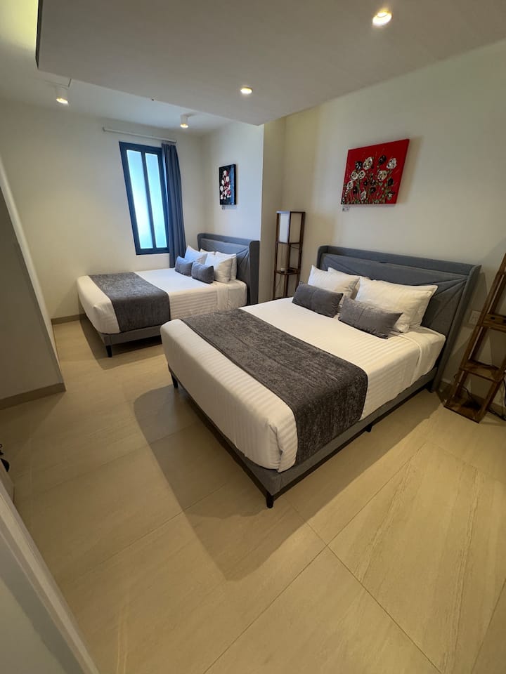 Soba za goste „Game” (druga soba za goste) – 2 bračna kreveta, pametni TV, sustav za emulaciju retro videoigara, dječji krevetić i privatna kupaonica.