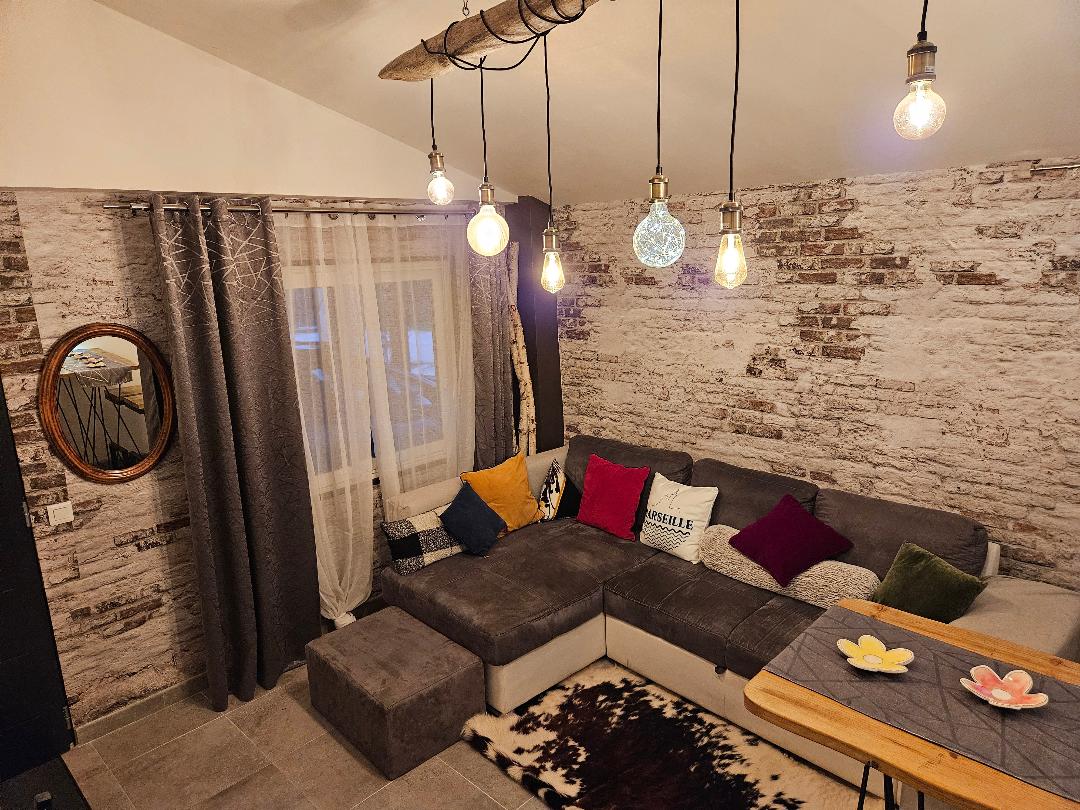 Top performing Airbnb: Cozy apartment, close to the center with parking in Alès