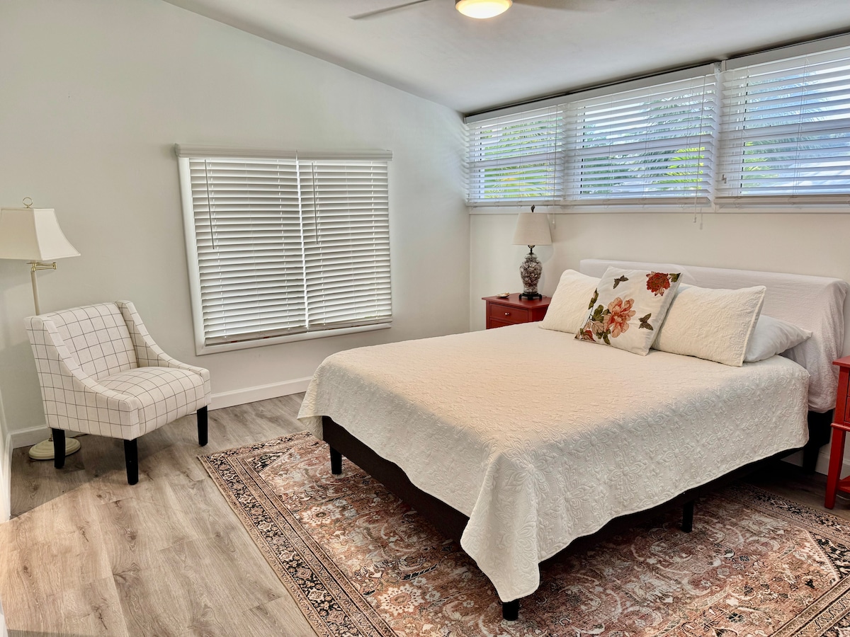 Спален апартман со брачен кревет (широк 180-220 см