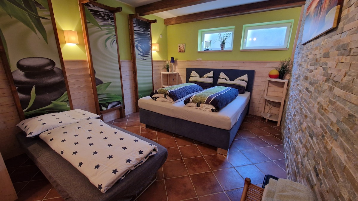 Slaapkamer inclusief extra bed voor een derde persoon.