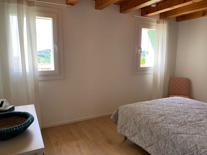 Wake up to breathtaking views in this queen-size (140x200cm) bedroom. Perfect for a relaxing countryside stay near Valdobbiadene, Asolo, and Bassano del Grappa.