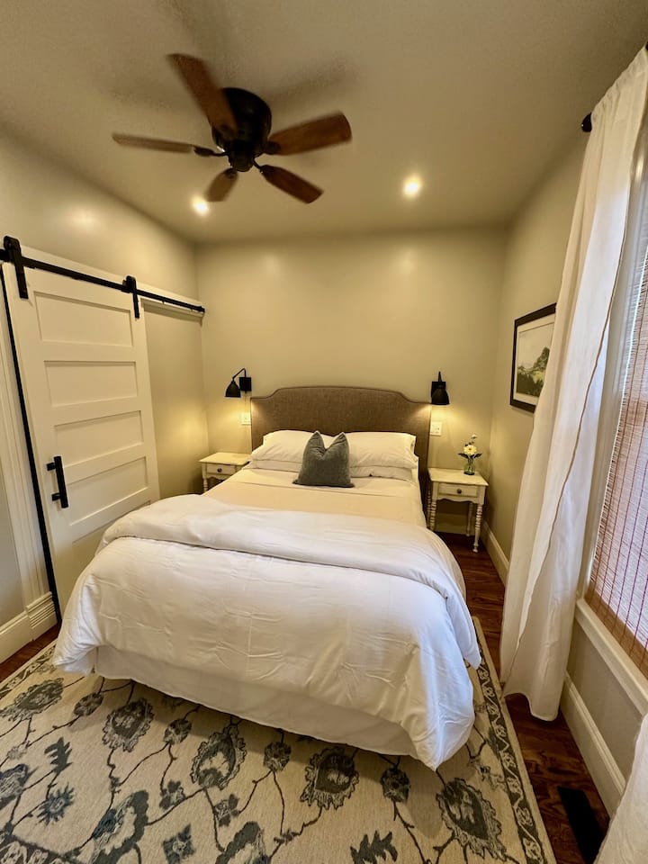 Dhoma e gjumit e mesme ka një krevat dopio "queen" me shtroja luksoze, ventilator tavani dhe karikues muri USB të përshtatshëm pranë krevatit me abazhurë leximi të zbehtë.