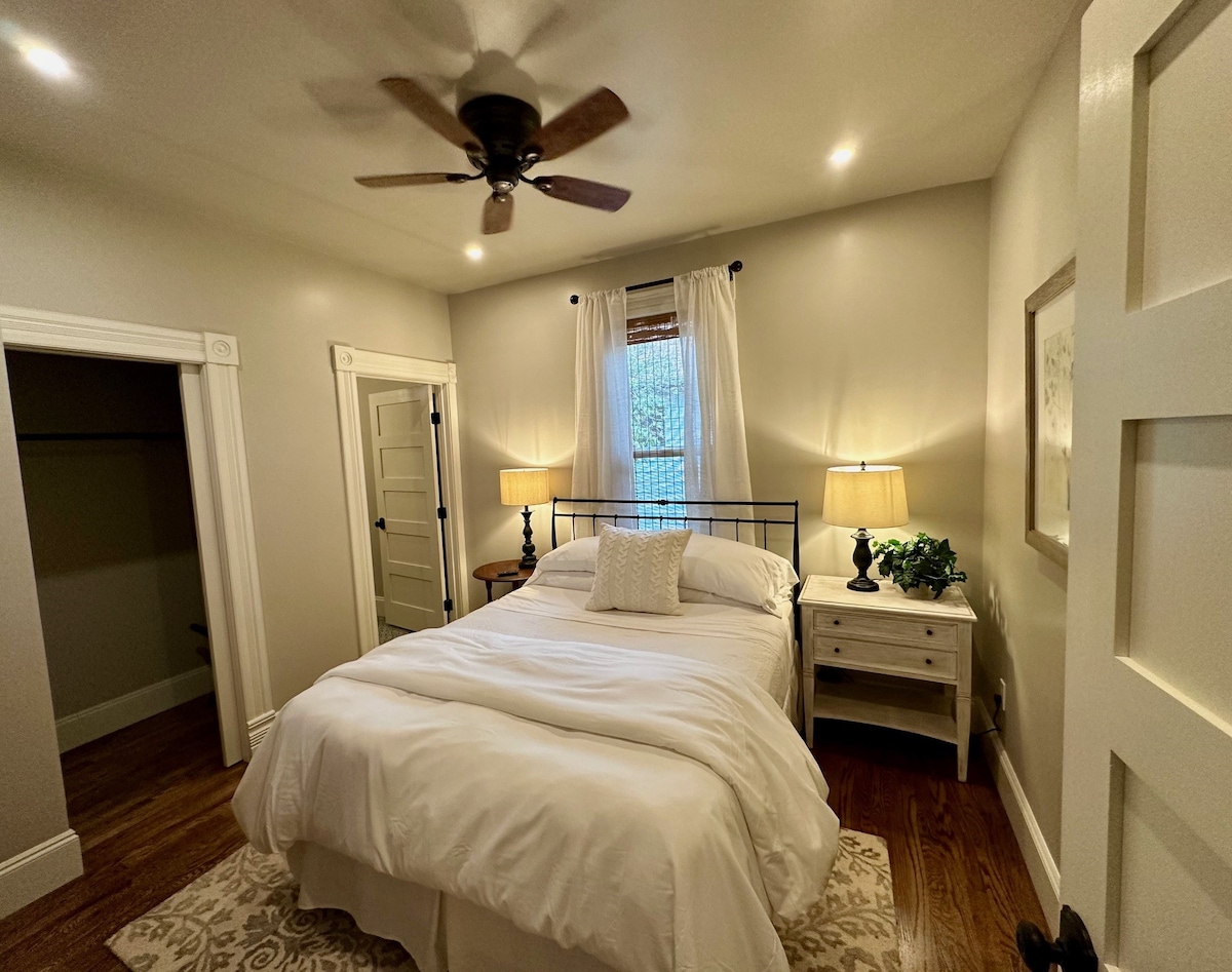 Dobro opremljena glavna spavaća soba ima vlastitu kupaonicu i veliki ormar.  Sve spavaće sobe imaju stropne ventilatore i rasvjetu koja se može prigušiti.  