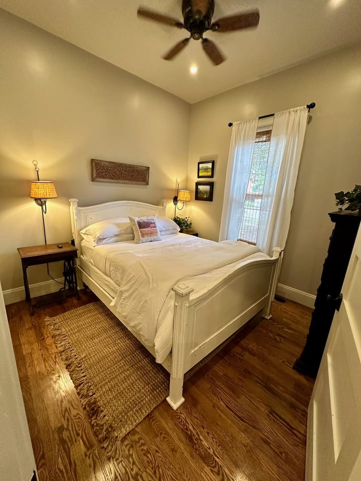 Dhoma e gjumit e përparme është e lidhur me një banjë të përshtatshme "jack and jill" të kompletuar.