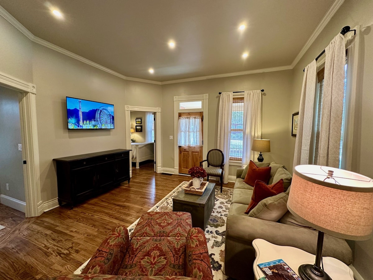 Veliki dnevni boravak pruža dovoljno prostora za okupljanje za vašu grupu s otmjenim vintage ugođajem.  Krunske letvice, originalni detalji i lijepo uređeni drveni podovi pridonose šarmu ove viktorijanske seoske kućice