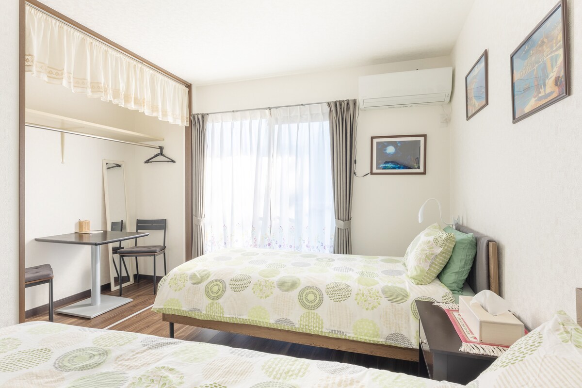 جناح ريفيرا -  自然光あふれる寝室で、朝の目覚めも爽やかに。 استيقظ منتعشًا في غرفة نوم مضاءة بأشعة الشمس ومتجددة الهواء.