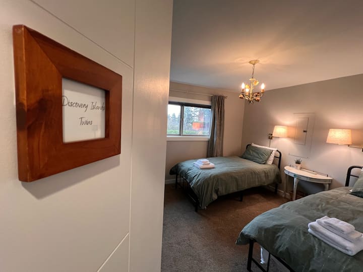 Chumba cha Mapacha wa Kisiwa cha Ugunduzi kinatoa vitanda 2 virefu vya ziada, duveti na mito.  Chumba hiki cha kulala kiko kando ya bafu kuu lenye vipande 3.  Tazama Bahari ya Salish kutoka kwenye chumba hiki cha kulala!