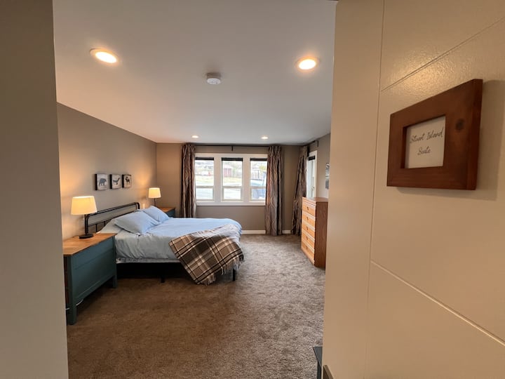 Chumba cha msingi cha kulala... Chumba cha Kisiwa cha Stuart kinafurahia chumba cha kujitegemea chenye sakafu zenye joto, beseni la kuogea na bafu tofauti pamoja na kabati la nguo