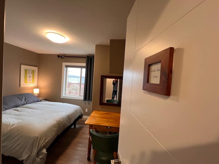 Malkia wa Kisiwa cha Quadra hutoa kitanda cha starehe cha ukubwa wa malkia, duvet ya goose na mito na mwonekano wa kupendeza wa Bahari ya Salish.  Chumba hiki kiko moja kwa moja kwenye ukumbi kutoka kwenye bafu/chumba cha kufulia cha 1/2.