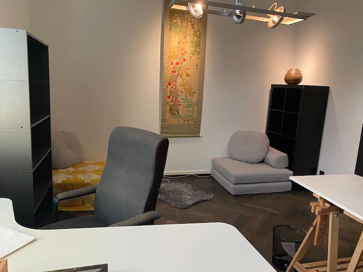 Izba Chen Feng je pracovný priestor s dvoma rozkladacími pohovkami, jednolôžkovými alebo dvojlôžkovými. Táto izba s priľahlou kúpeľňou je tiež inzerovaná ako Biotope3. Ak máte len 1 alebo 2 roky, môžete si ho prenajať.