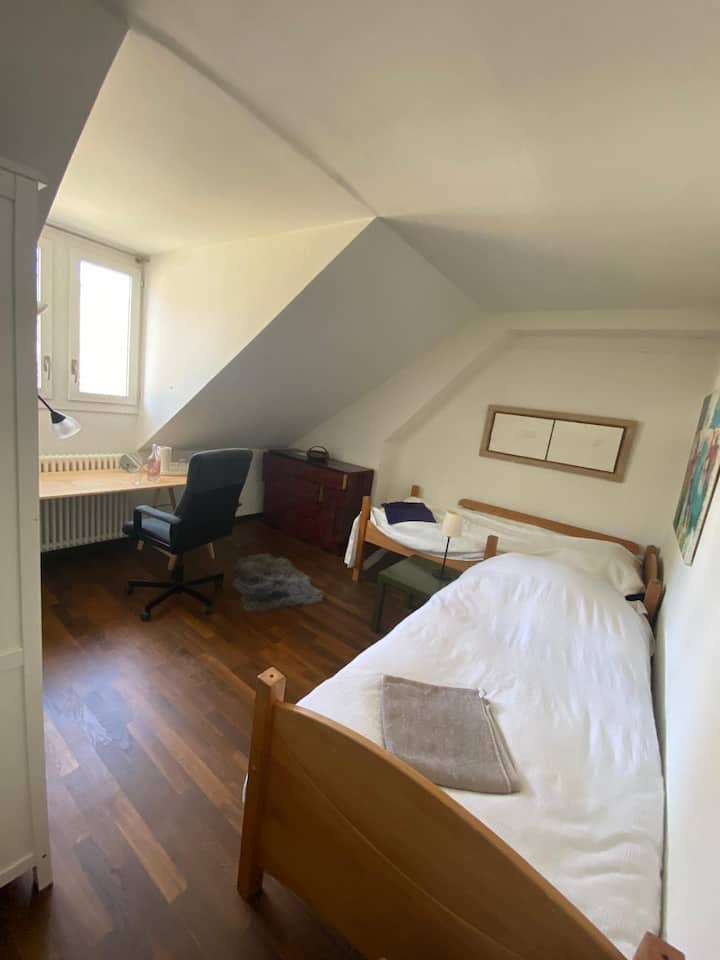 Izba „Vanelslande“ - oddelené lôžka. Lôžka môžu byť umiestnené podľa želania.


Naše izby sa volajú po najviac prevládajúcom alebo najvýraznejšom umelcovi, ktorého prácu v nich nájdete… Takže máme Hallscheidt, Vanelslande a Dirk Haupt. V okolí však nájdete viac umelcov.