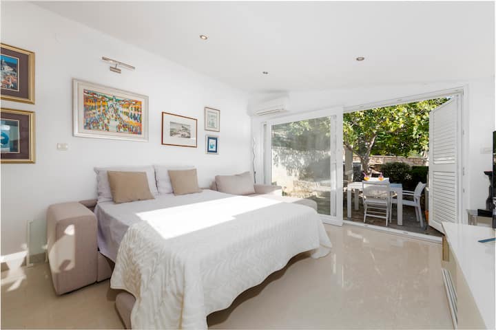 سرير أريكة مزدوج وإطلالات على البحر وإمكانية الوصول المباشر إلى شرفتين خاصتين. 