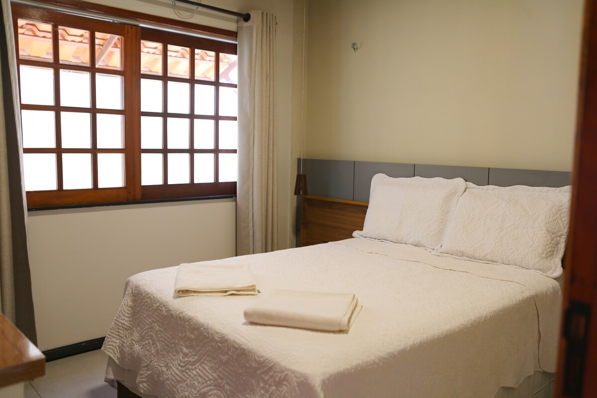 Camera da letto con letto matrimoniale, aria condizionata, tende oscuranti, ciondoli, corredo, asciugamani, cuscini, armadio, grucce, ferro da stiro.