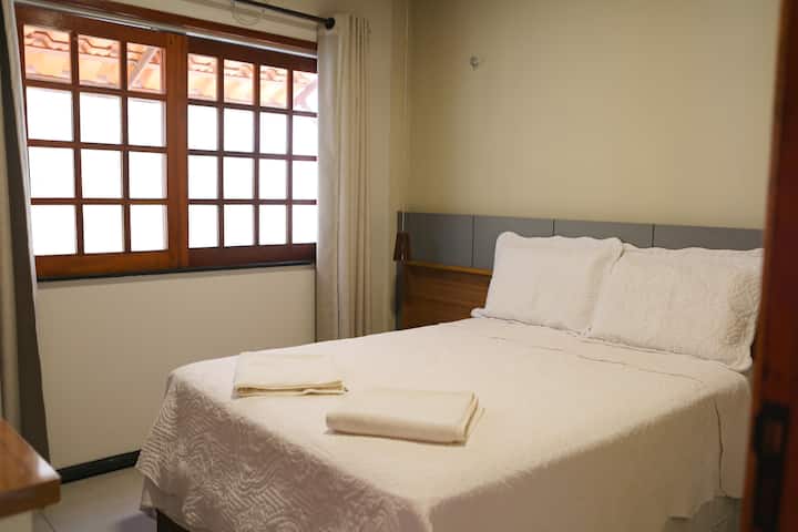 Spavaća soba s bračnim krevetom, klima-uređajem, zavjesama, privjescima, posteljinom, ručnicima, jastucima, ormarom, vješalicama, glačalom.