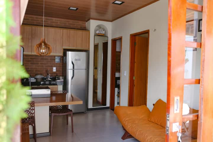 Dnevni boravak sa sofom, pametnim televizorom, uređajem Alexa i stropnim ventilatorom.
