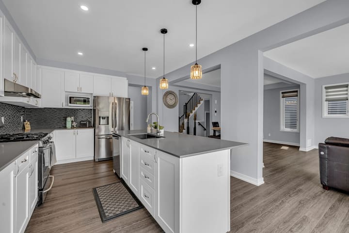 Modern, spacious single family home+free parking