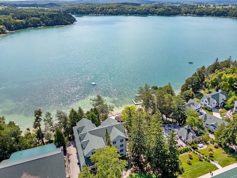 Lakefront Condo, Private Beach/Pools, Walk to Town