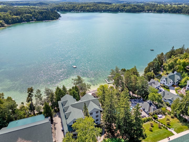 Lakefront Condo, Private Beach/Pool, Walk to Town