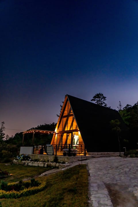 Alpine Cabin with Jacuzzi and Fire Pit - pet friendly
