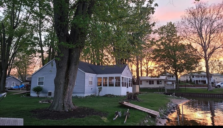 Lakefront Home W/ Sunroom Beach, Kayaks And More! - Coldwater, MI