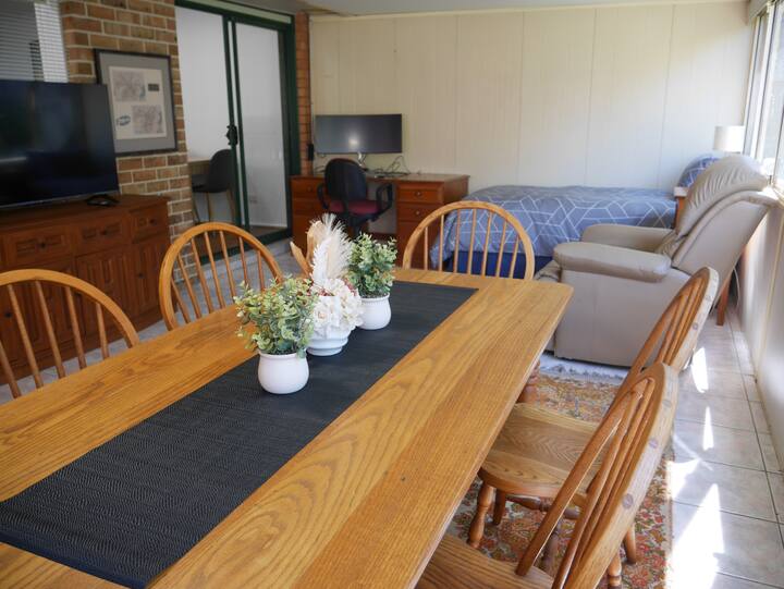 Easy Life In Picton - The Oaks